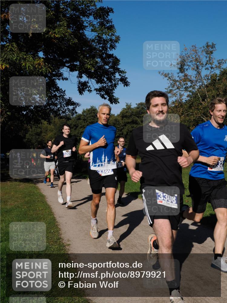 28.09.2025 - 33. Volkslauf durch das schöne Alstertal Fabian Wolf http://msf.ph/oto/8979921 28.09.2025 10:34:39 Laufen 3309, 3380, 3308, 32 meine-sportfotos.de