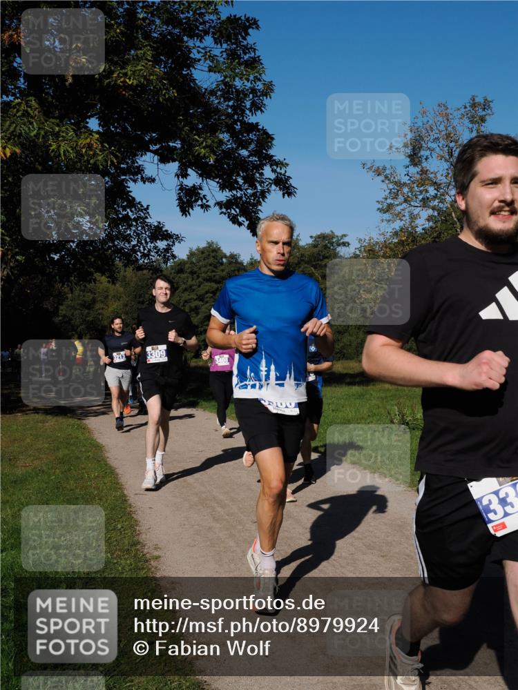28.09.2025 - 33. Volkslauf durch das schöne Alstertal Fabian Wolf http://msf.ph/oto/8979924 28.09.2025 10:34:39 Laufen 3309, 3408, 33 meine-sportfotos.de
