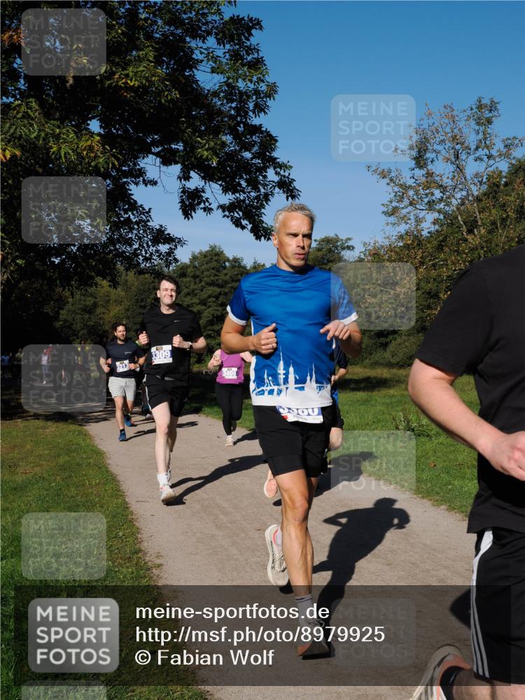 28.09.2025 - 33. Volkslauf durch das schöne Alstertal Fabian Wolf http://msf.ph/oto/8979925 28.09.2025 10:34:39 Laufen 3213, 3309, 3408 meine-sportfotos.de