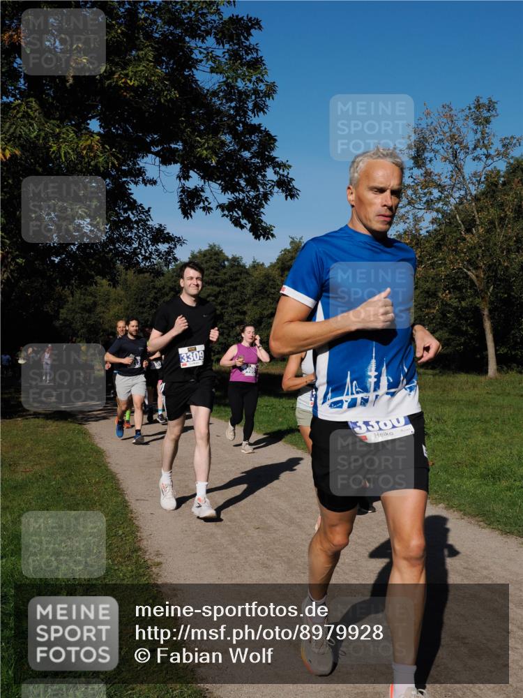 28.09.2025 - 33. Volkslauf durch das schöne Alstertal Fabian Wolf http://msf.ph/oto/8979928 28.09.2025 10:34:40 Laufen 3907, 3309, 3300 meine-sportfotos.de