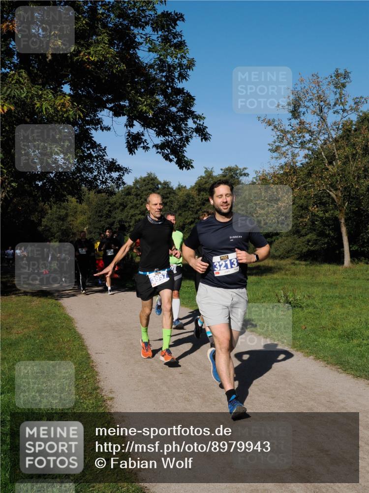 28.09.2025 - 33. Volkslauf durch das schöne Alstertal Fabian Wolf http://msf.ph/oto/8979943 28.09.2025 10:34:42 Laufen 304, 3957, 3213 meine-sportfotos.de