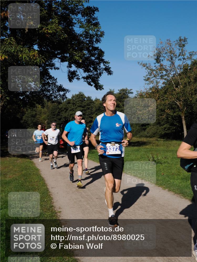 28.09.2025 - 33. Volkslauf durch das schöne Alstertal Fabian Wolf http://msf.ph/oto/8980025 28.09.2025 10:34:53 Laufen 3931, 3372, 0 meine-sportfotos.de