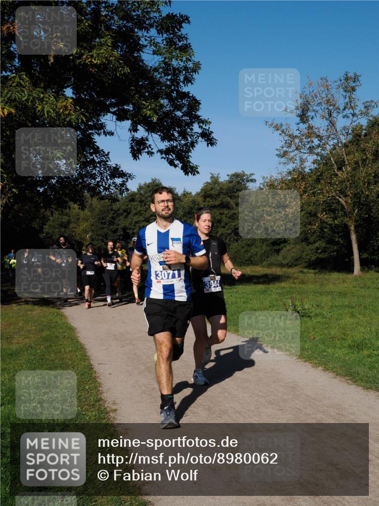 28.09.2025 - 33. Volkslauf durch das schöne Alstertal Fabian Wolf http://msf.ph/oto/8980062 28.09.2025 10:35:01 Laufen 410, 3071, 3944 meine-sportfotos.de
