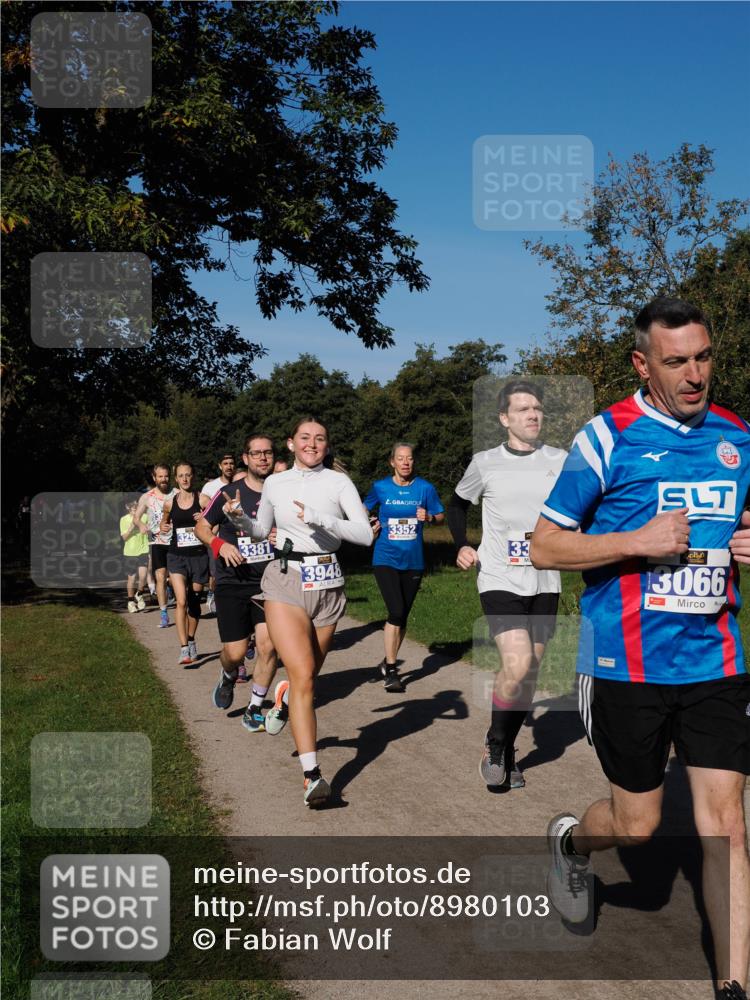 28.09.2025 - 33. Volkslauf durch das schöne Alstertal Fabian Wolf http://msf.ph/oto/8980103 28.09.2025 10:35:09 Laufen 3381, 3948, 9, 3352, 33, 3066 meine-sportfotos.de