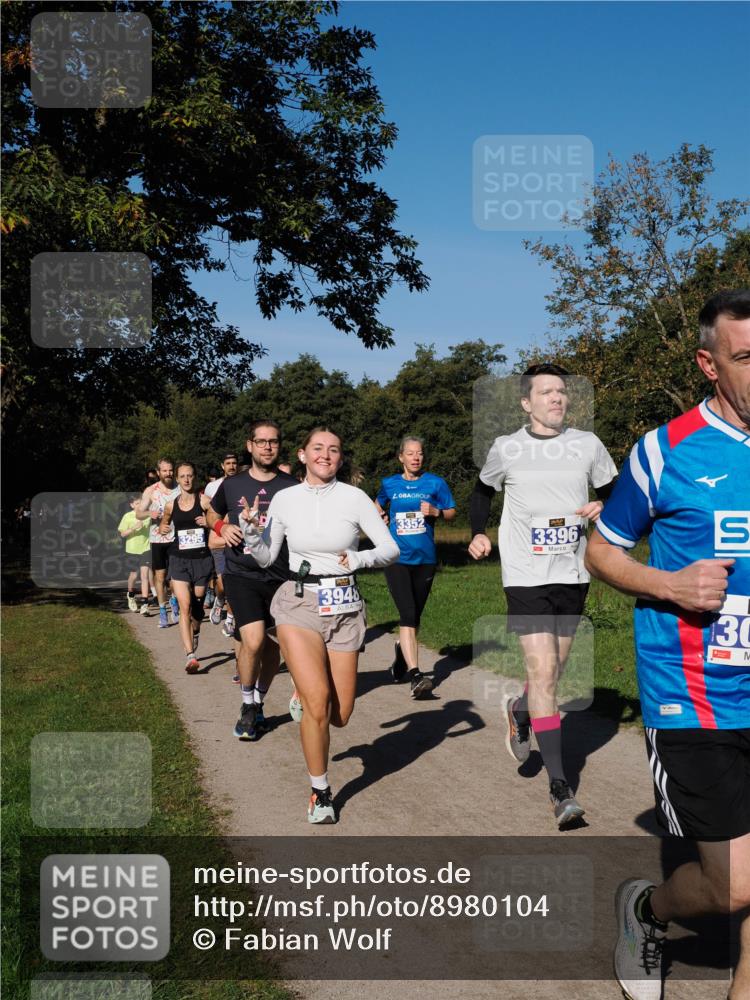 28.09.2025 - 33. Volkslauf durch das schöne Alstertal Fabian Wolf http://msf.ph/oto/8980104 28.09.2025 10:35:09 Laufen 3295, 3948, 10, 3352, 3396, 30 meine-sportfotos.de