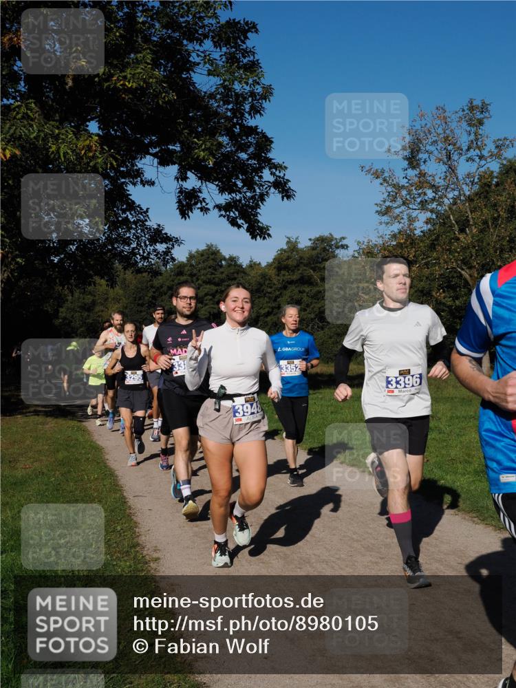 28.09.2025 - 33. Volkslauf durch das schöne Alstertal Fabian Wolf http://msf.ph/oto/8980105 28.09.2025 10:35:09 Laufen 3295, 3948, 3352, 3396 meine-sportfotos.de