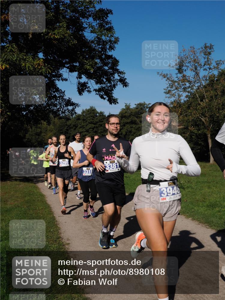 28.09.2025 - 33. Volkslauf durch das schöne Alstertal Fabian Wolf http://msf.ph/oto/8980108 28.09.2025 10:35:10 Laufen 3318, 3381, 3948, 1 meine-sportfotos.de