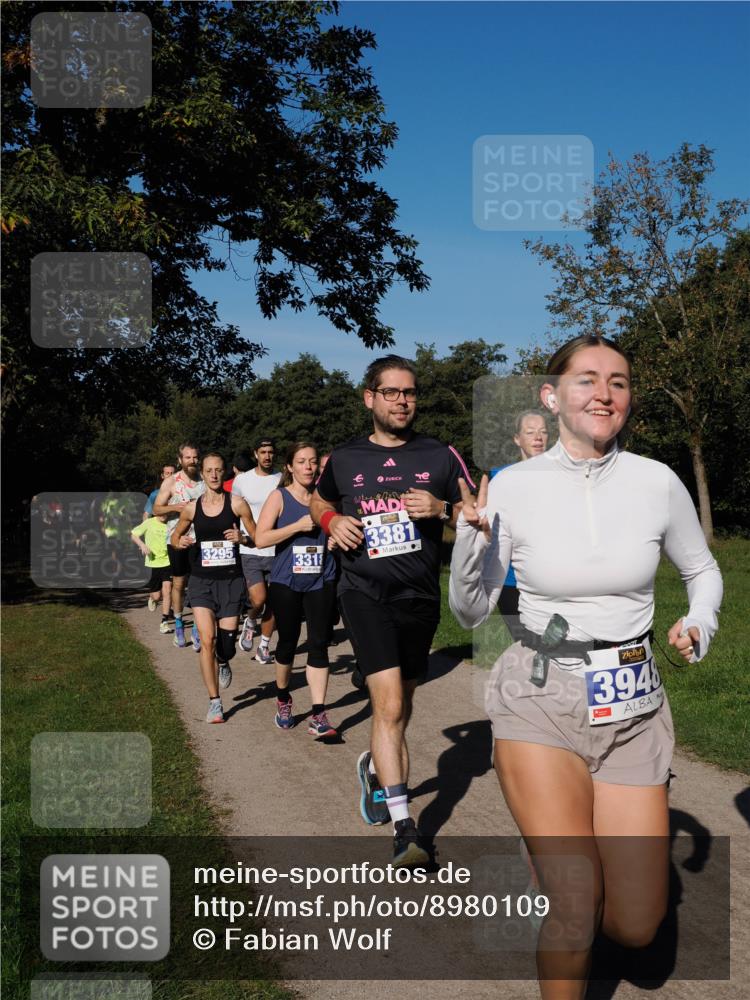 28.09.2025 - 33. Volkslauf durch das schöne Alstertal Fabian Wolf http://msf.ph/oto/8980109 28.09.2025 10:35:10 Laufen 3295, 3318, 3381, 394 meine-sportfotos.de