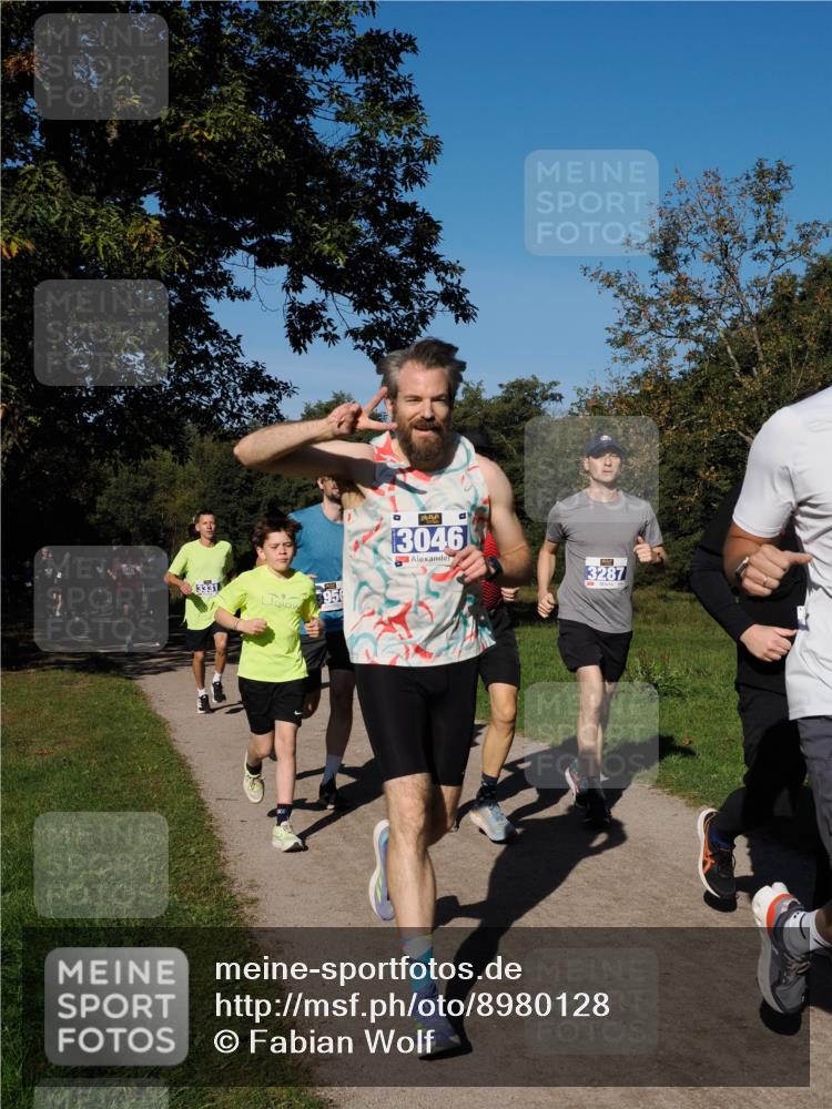 28.09.2025 - 33. Volkslauf durch das schöne Alstertal Fabian Wolf http://msf.ph/oto/8980128 28.09.2025 10:35:12 Laufen 956, 3046, 3287 meine-sportfotos.de