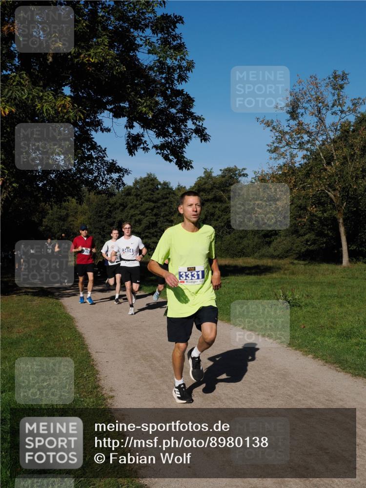 28.09.2025 - 33. Volkslauf durch das schöne Alstertal Fabian Wolf http://msf.ph/oto/8980138 28.09.2025 10:35:15 Laufen 3316, 3414, 3331 meine-sportfotos.de