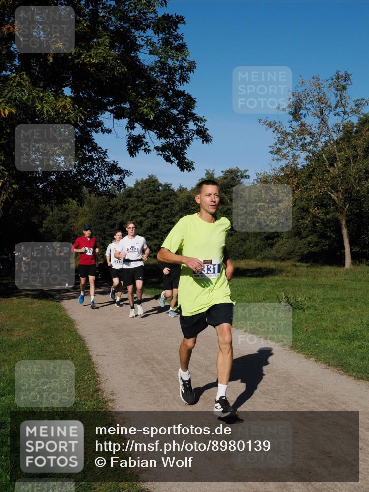 28.09.2025 - 33. Volkslauf durch das schöne Alstertal Fabian Wolf http://msf.ph/oto/8980139 28.09.2025 10:35:15 Laufen 3179, 3414, 331 meine-sportfotos.de