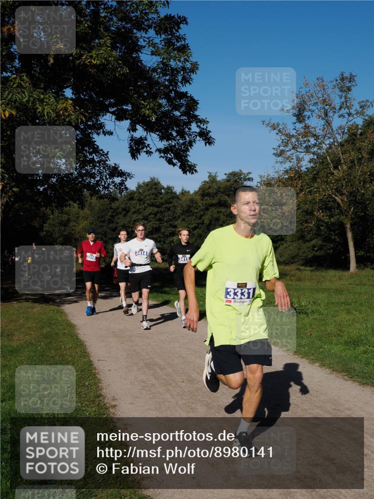 28.09.2025 - 33. Volkslauf durch das schöne Alstertal Fabian Wolf http://msf.ph/oto/8980141 28.09.2025 10:35:15 Laufen 3316, 3414, 3415, 3331 meine-sportfotos.de
