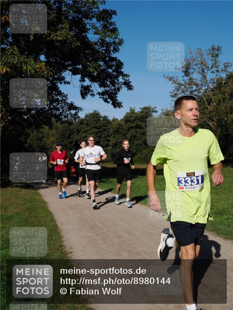 28.09.2025 - 33. Volkslauf durch das schöne Alstertal Fabian Wolf http://msf.ph/oto/8980144 28.09.2025 10:35:15 Laufen 3316, 3414, 3331 meine-sportfotos.de