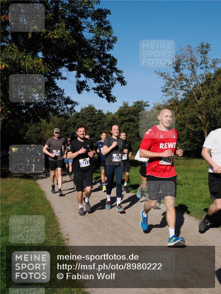 28.09.2025 - 33. Volkslauf durch das schöne Alstertal Fabian Wolf http://msf.ph/oto/8980222 28.09.2025 10:35:28 Laufen 3278, 3313, 3312, 030, 3929 meine-sportfotos.de