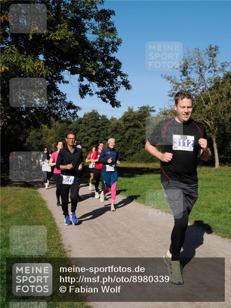 28.09.2025 - 33. Volkslauf durch das schöne Alstertal Fabian Wolf http://msf.ph/oto/8980339 28.09.2025 10:35:43 Laufen 3177, 3355, 3112 meine-sportfotos.de