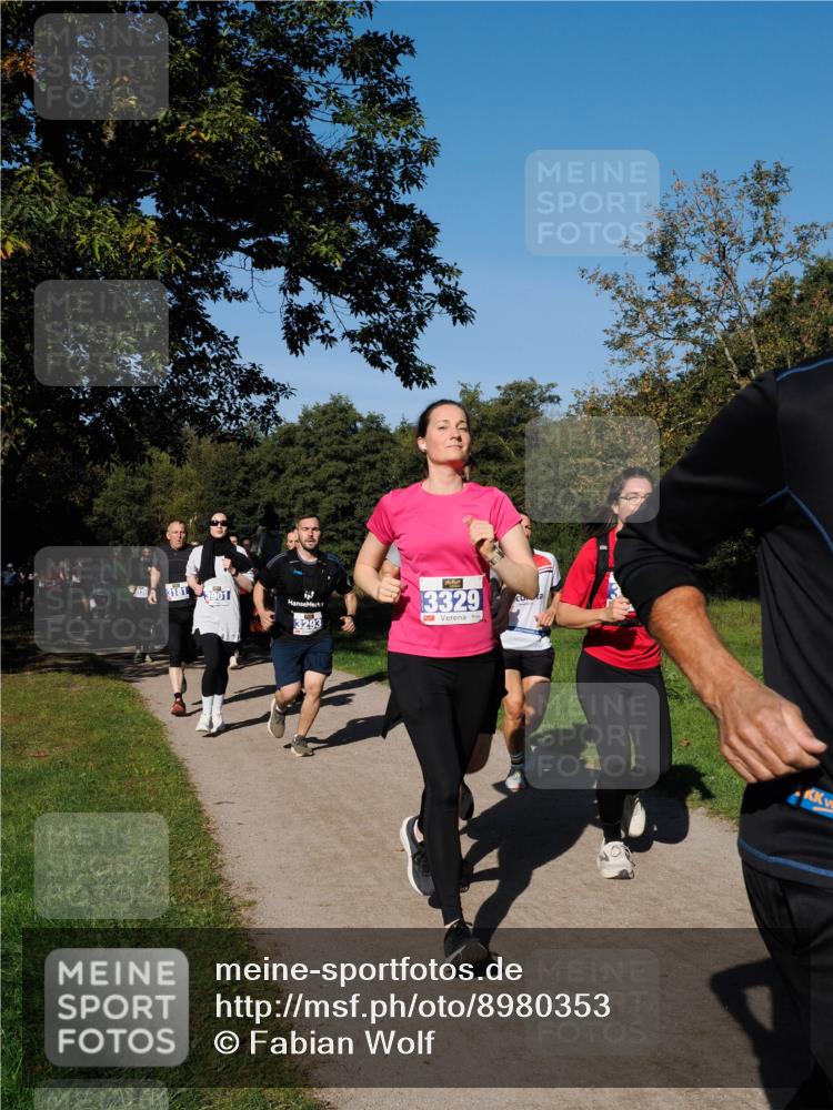 28.09.2025 - 33. Volkslauf durch das schöne Alstertal Fabian Wolf http://msf.ph/oto/8980353 28.09.2025 10:35:45 Laufen 3181, 3901, 3329 meine-sportfotos.de