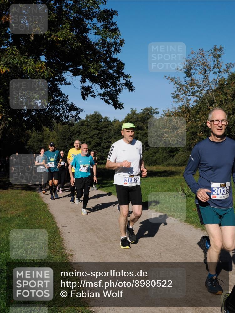28.09.2025 - 33. Volkslauf durch das schöne Alstertal Fabian Wolf http://msf.ph/oto/8980522 28.09.2025 10:36:11 Laufen 3086, 3182, 3033 meine-sportfotos.de
