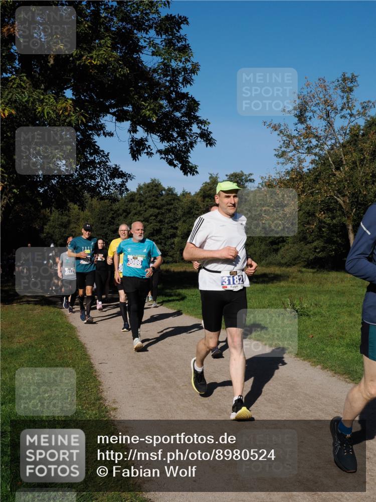 28.09.2025 - 33. Volkslauf durch das schöne Alstertal Fabian Wolf http://msf.ph/oto/8980524 28.09.2025 10:36:11 Laufen 3012, 2, 0, 2, 5, 3086, 3182 meine-sportfotos.de