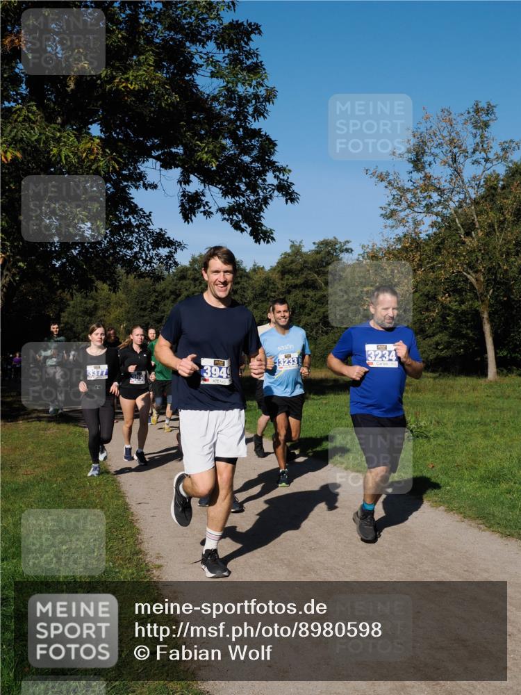 28.09.2025 - 33. Volkslauf durch das schöne Alstertal Fabian Wolf http://msf.ph/oto/8980598 28.09.2025 10:36:21 Laufen 3377, 3949, 13233, 3234 meine-sportfotos.de