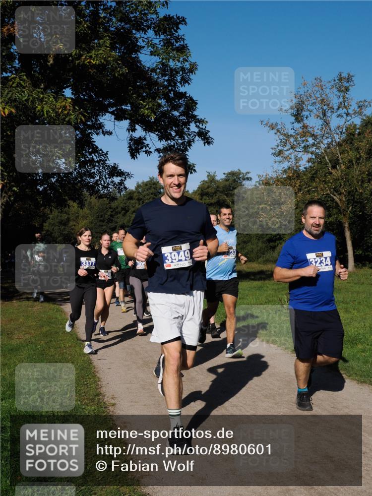 28.09.2025 - 33. Volkslauf durch das schöne Alstertal Fabian Wolf http://msf.ph/oto/8980601 28.09.2025 10:36:21 Laufen 3377, 305, 3949, 3234 meine-sportfotos.de
