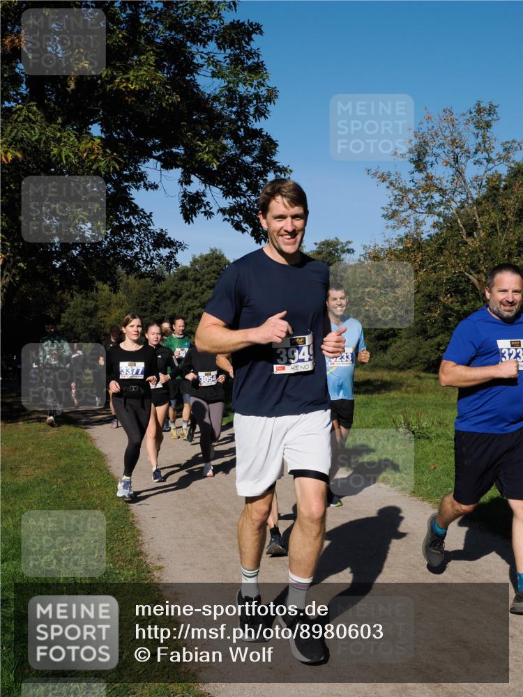 28.09.2025 - 33. Volkslauf durch das schöne Alstertal Fabian Wolf http://msf.ph/oto/8980603 28.09.2025 10:36:21 Laufen 3377, 3054, 3949, 233, 323 meine-sportfotos.de
