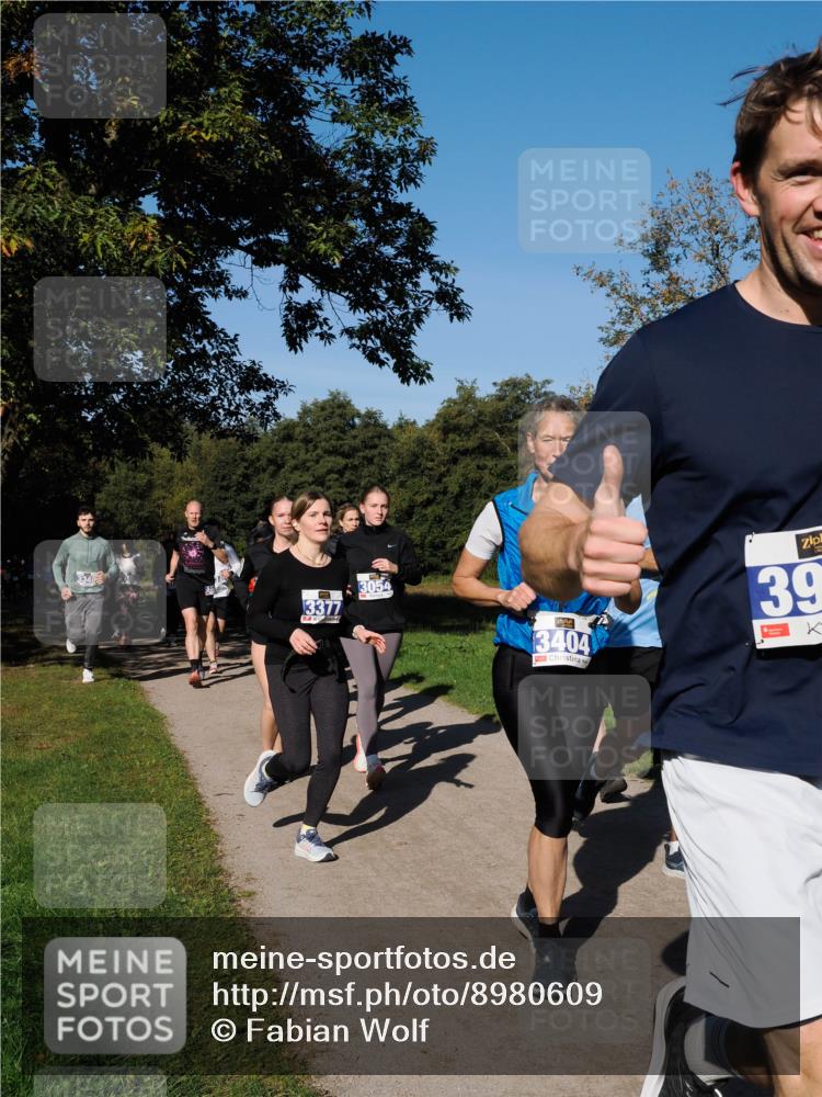 28.09.2025 - 33. Volkslauf durch das schöne Alstertal Fabian Wolf http://msf.ph/oto/8980609 28.09.2025 10:36:22 Laufen 3348, 3377, 3054, 3404, 39 meine-sportfotos.de