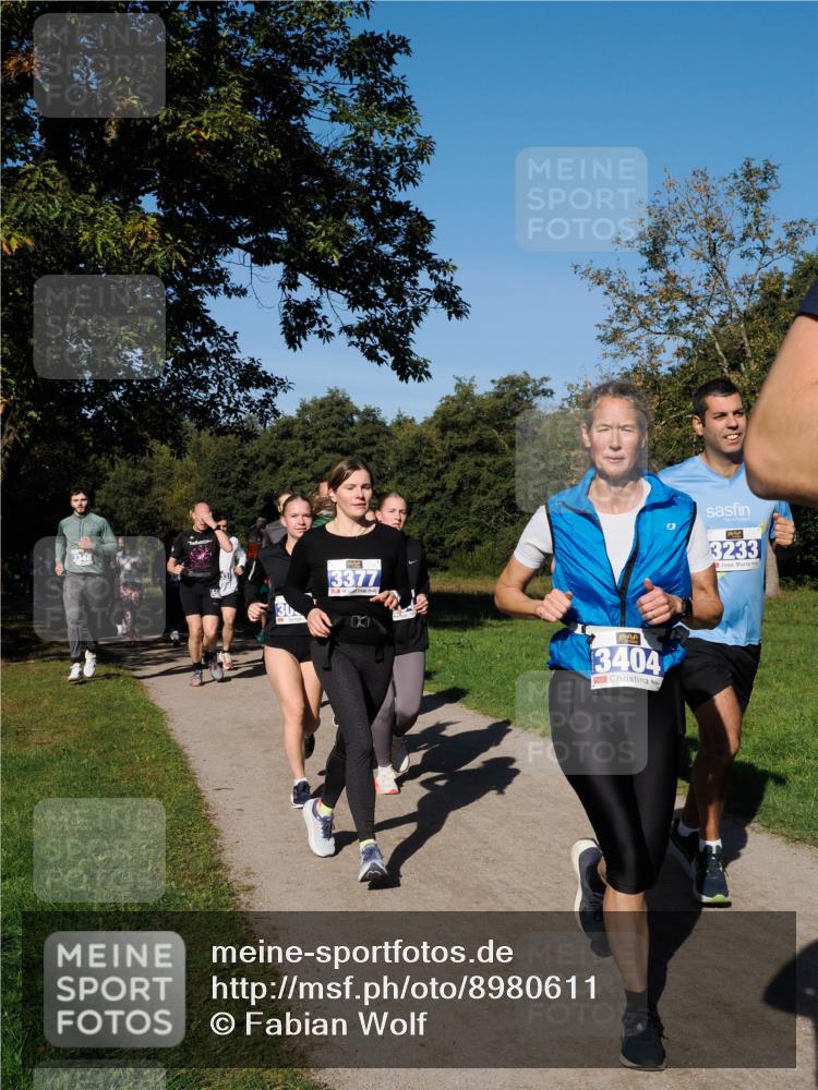 28.09.2025 - 33. Volkslauf durch das schöne Alstertal Fabian Wolf http://msf.ph/oto/8980611 28.09.2025 10:36:22 Laufen 3377, 3404, 3233 meine-sportfotos.de