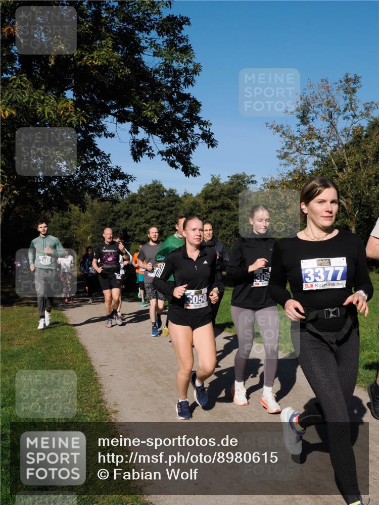 28.09.2025 - 33. Volkslauf durch das schöne Alstertal Fabian Wolf http://msf.ph/oto/8980615 28.09.2025 10:36:23 Laufen 3348, 3050, 30, 3377 meine-sportfotos.de