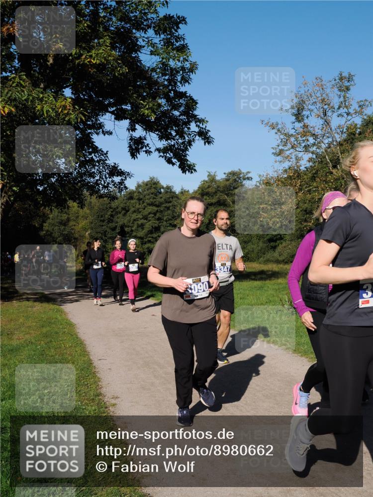 28.09.2025 - 33. Volkslauf durch das schöne Alstertal Fabian Wolf http://msf.ph/oto/8980662 28.09.2025 10:36:30 Laufen 3338, 3397, 3090, 3347 meine-sportfotos.de