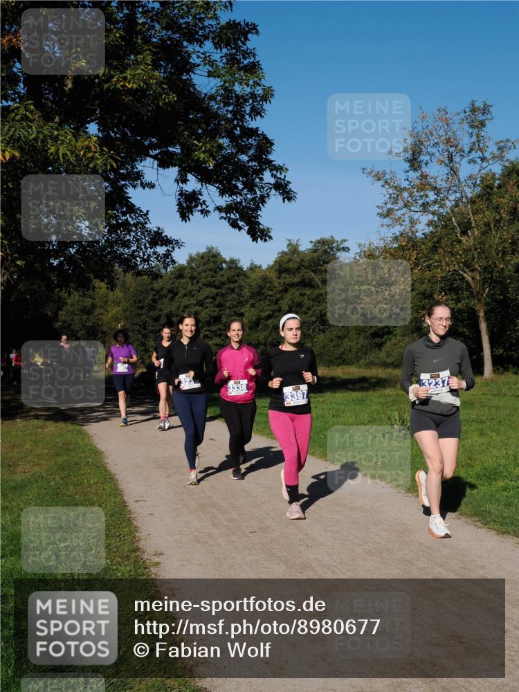 28.09.2025 - 33. Volkslauf durch das schöne Alstertal Fabian Wolf http://msf.ph/oto/8980677 28.09.2025 10:36:33 Laufen 3338, 3397, 3237 meine-sportfotos.de