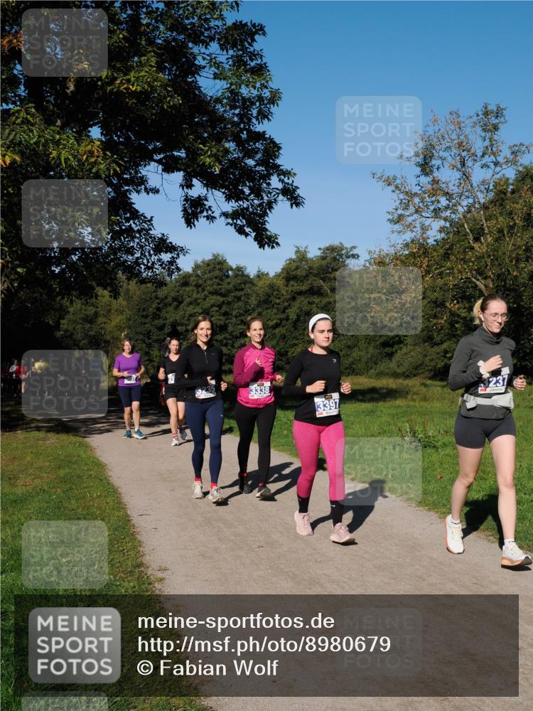 28.09.2025 - 33. Volkslauf durch das schöne Alstertal Fabian Wolf http://msf.ph/oto/8980679 28.09.2025 10:36:33 Laufen 3338, 3397, 3237 meine-sportfotos.de