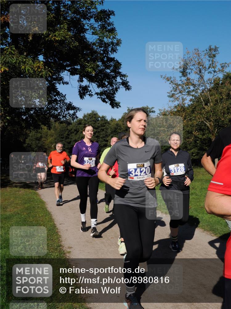28.09.2025 - 33. Volkslauf durch das schöne Alstertal Fabian Wolf http://msf.ph/oto/8980816 28.09.2025 10:36:53 Laufen 3073, 3332, 2, 3258, 3420, 3128 meine-sportfotos.de