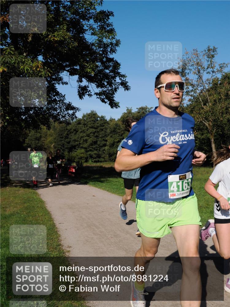 28.09.2025 - 33. Volkslauf durch das schöne Alstertal Fabian Wolf http://msf.ph/oto/8981224 28.09.2025 10:38:44 Laufen 3353, 1996, 4163 meine-sportfotos.de