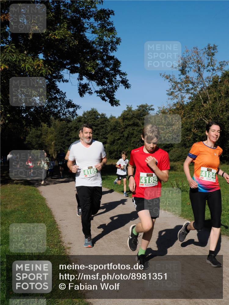 28.09.2025 - 33. Volkslauf durch das schöne Alstertal Fabian Wolf http://msf.ph/oto/8981351 28.09.2025 10:39:12 Laufen 4165, 4185, 4184 meine-sportfotos.de