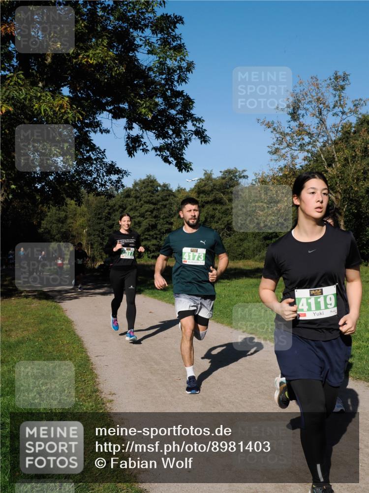 28.09.2025 - 33. Volkslauf durch das schöne Alstertal Fabian Wolf http://msf.ph/oto/8981403 28.09.2025 10:39:18 Laufen 4077, 4173, 4119 meine-sportfotos.de