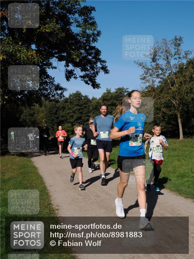 28.09.2025 - 33. Volkslauf durch das schöne Alstertal Fabian Wolf http://msf.ph/oto/8981883 28.09.2025 10:40:41 Laufen 4090, 4054, 4122 meine-sportfotos.de