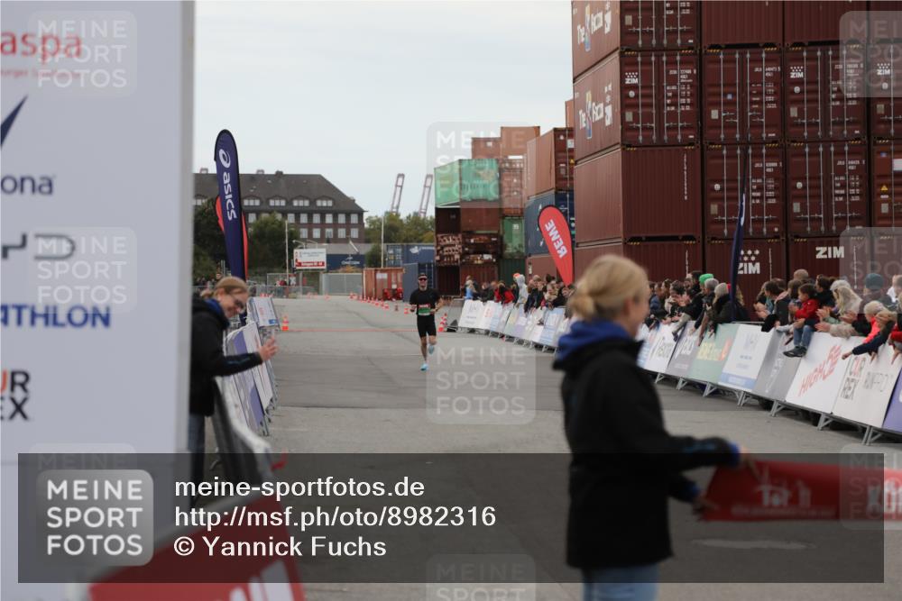 03.10.2025 - Köhlbrandbrückenlauf Yannick Fuchs http://msf.ph/oto/8982316 03.10.2025 15:43:36 Ziel 9144 meine-sportfotos.de