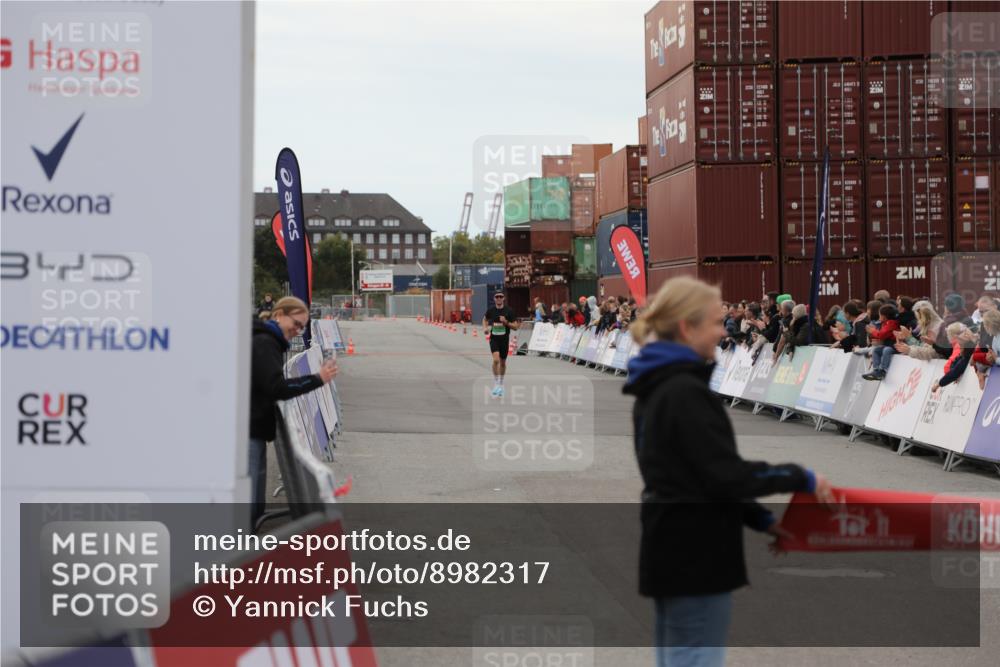 03.10.2025 - Köhlbrandbrückenlauf Yannick Fuchs http://msf.ph/oto/8982317 03.10.2025 15:43:36 Ziel 9144 meine-sportfotos.de