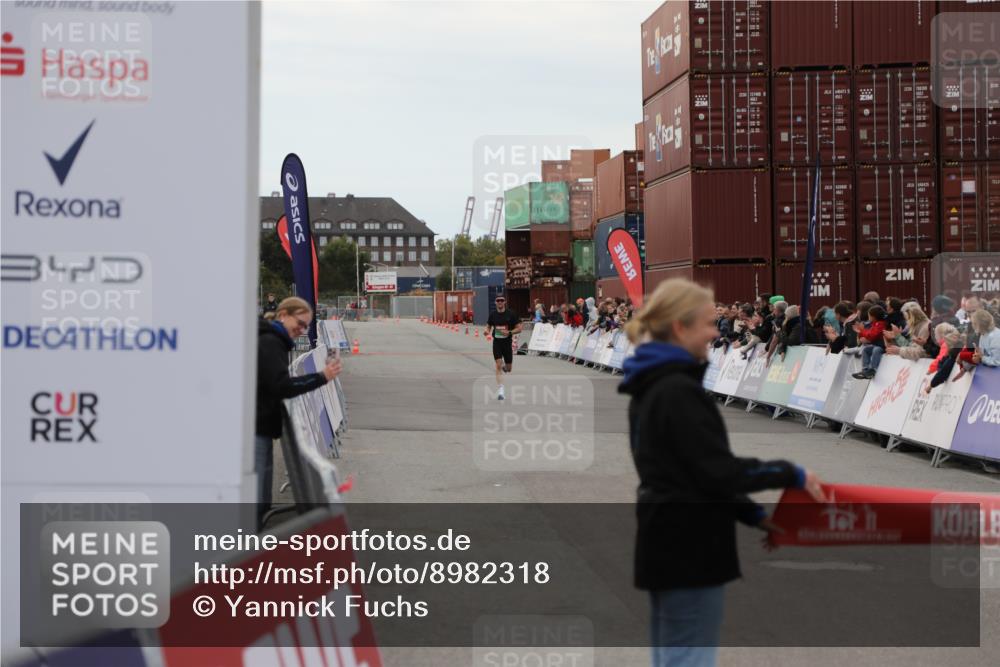 03.10.2025 - Köhlbrandbrückenlauf Yannick Fuchs http://msf.ph/oto/8982318 03.10.2025 15:43:36 Ziel 9144 meine-sportfotos.de