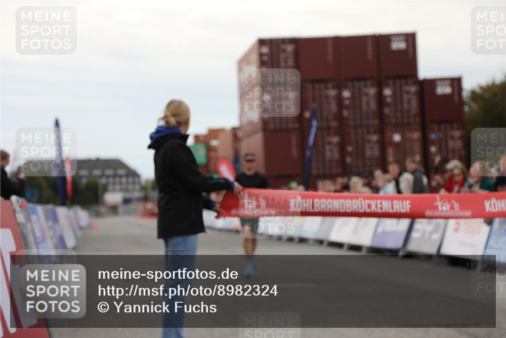 03.10.2025 - Köhlbrandbrückenlauf Yannick Fuchs http://msf.ph/oto/8982324 03.10.2025 15:43:42 Ziel 9144 meine-sportfotos.de