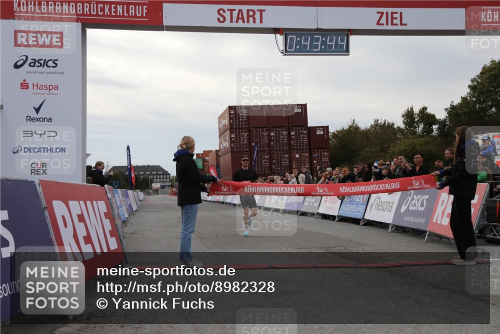 03.10.2025 - Köhlbrandbrückenlauf Yannick Fuchs http://msf.ph/oto/8982328 03.10.2025 15:43:43 Ziel 9144 meine-sportfotos.de