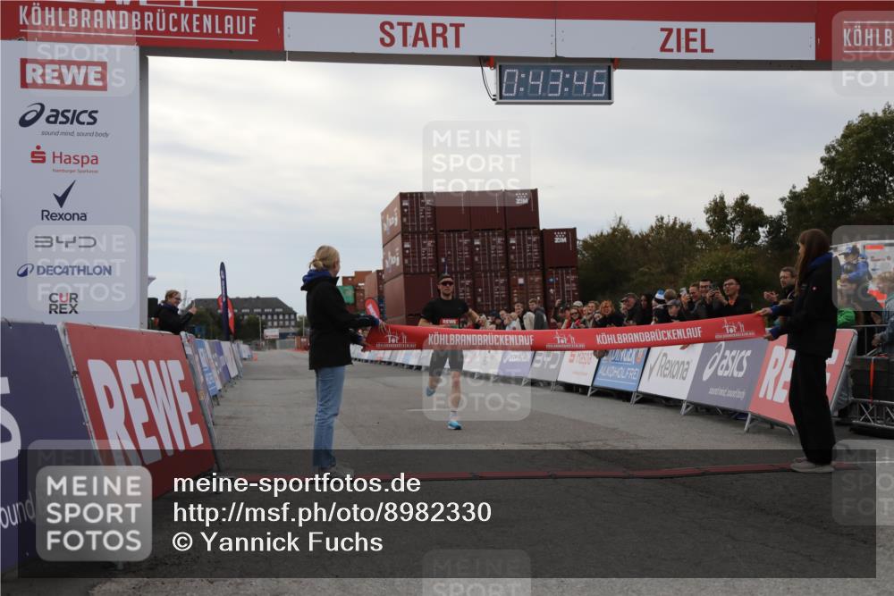 03.10.2025 - Köhlbrandbrückenlauf Yannick Fuchs http://msf.ph/oto/8982330 03.10.2025 15:43:43 Ziel 9144 meine-sportfotos.de