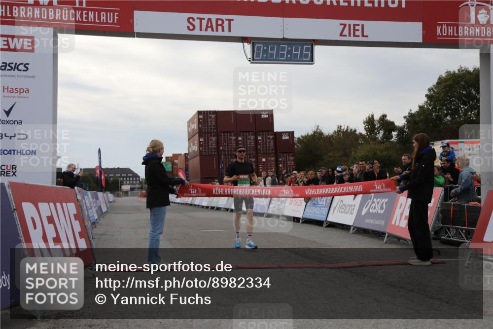 03.10.2025 - Köhlbrandbrückenlauf Yannick Fuchs http://msf.ph/oto/8982334 03.10.2025 15:43:43 Ziel 9144 meine-sportfotos.de
