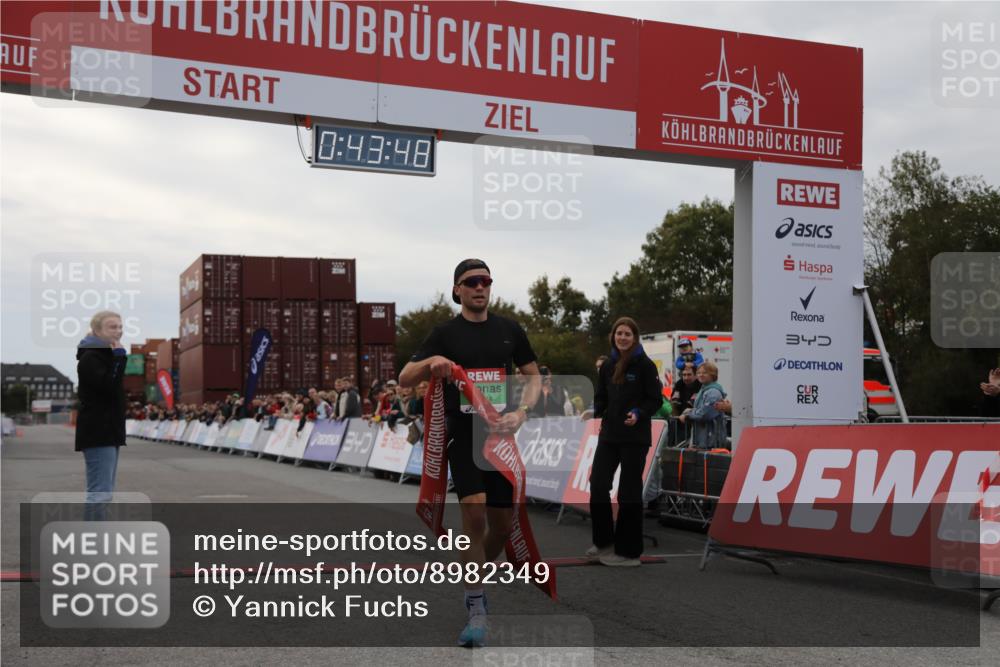 03.10.2025 - Köhlbrandbrückenlauf Yannick Fuchs http://msf.ph/oto/8982349 03.10.2025 15:43:46 Ziel 9144 meine-sportfotos.de
