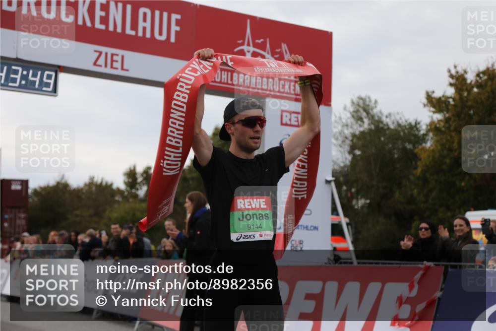 03.10.2025 - Köhlbrandbrückenlauf Yannick Fuchs http://msf.ph/oto/8982356 03.10.2025 15:43:47 Ziel 9144 meine-sportfotos.de