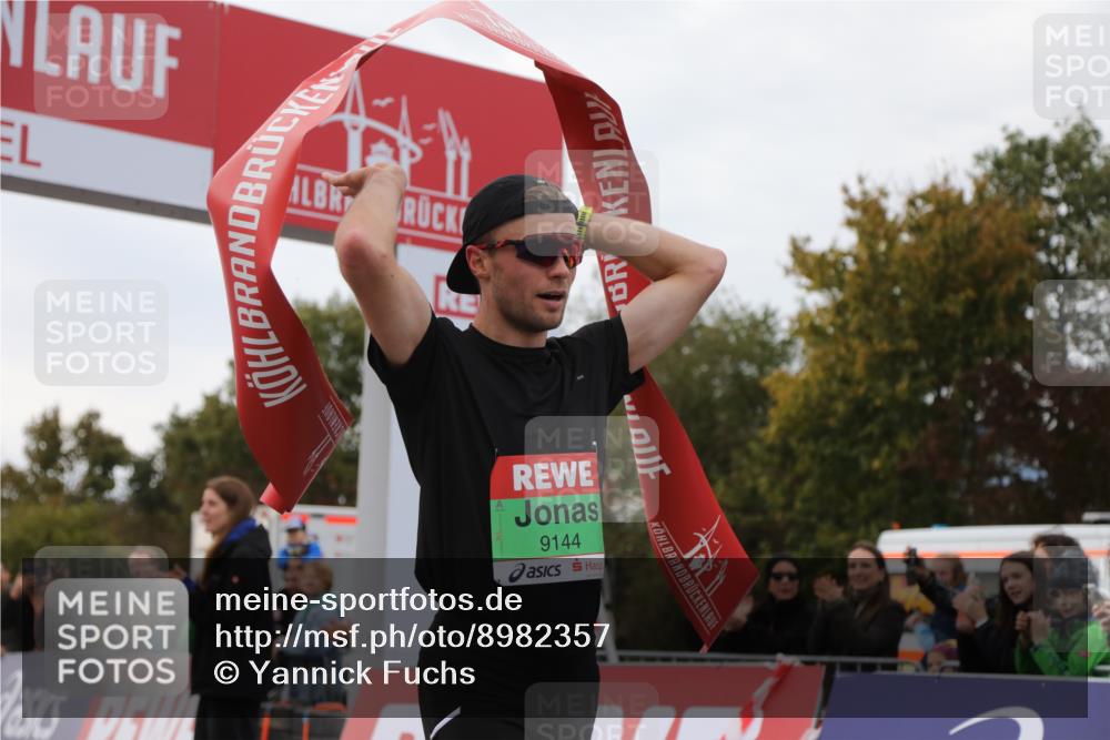 03.10.2025 - Köhlbrandbrückenlauf Yannick Fuchs http://msf.ph/oto/8982357 03.10.2025 15:43:48 Ziel 9144 meine-sportfotos.de