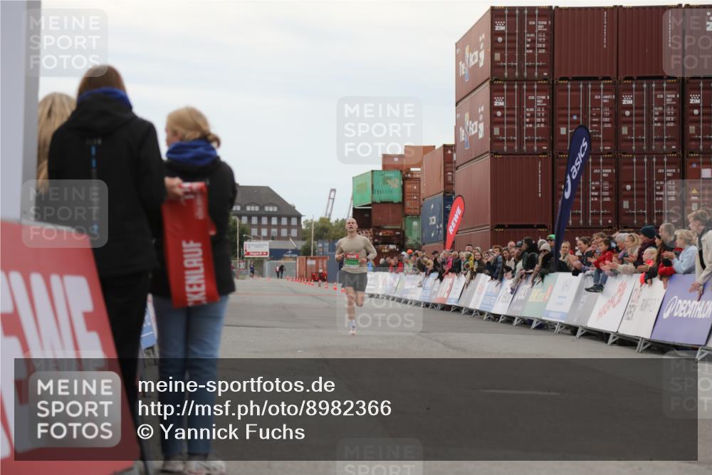03.10.2025 - Köhlbrandbrückenlauf Yannick Fuchs http://msf.ph/oto/8982366 03.10.2025 15:44:50 Ziel 7004 meine-sportfotos.de