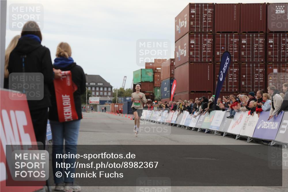 03.10.2025 - Köhlbrandbrückenlauf Yannick Fuchs http://msf.ph/oto/8982367 03.10.2025 15:44:51 Ziel 7004 meine-sportfotos.de