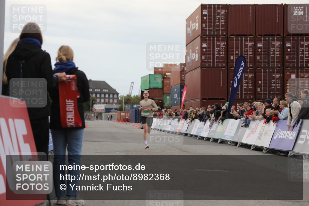 03.10.2025 - Köhlbrandbrückenlauf Yannick Fuchs http://msf.ph/oto/8982368 03.10.2025 15:44:51 Ziel 7004 meine-sportfotos.de