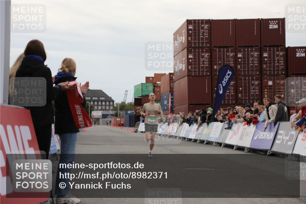 03.10.2025 - Köhlbrandbrückenlauf Yannick Fuchs http://msf.ph/oto/8982371 03.10.2025 15:44:52 Ziel 7004 meine-sportfotos.de
